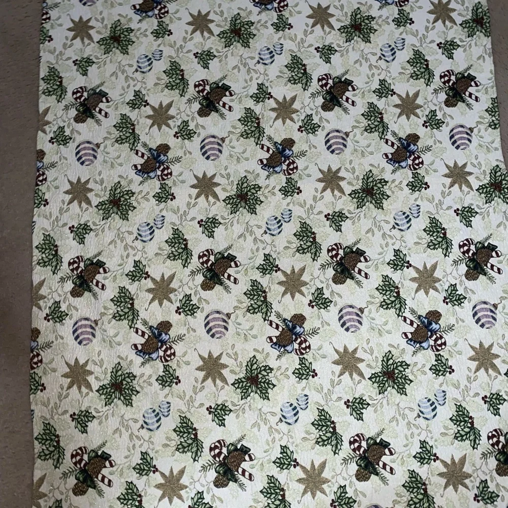 Vintage Christmas Matelassé Holly Leaves & Berries Holiday Table Cloth 63.6”L